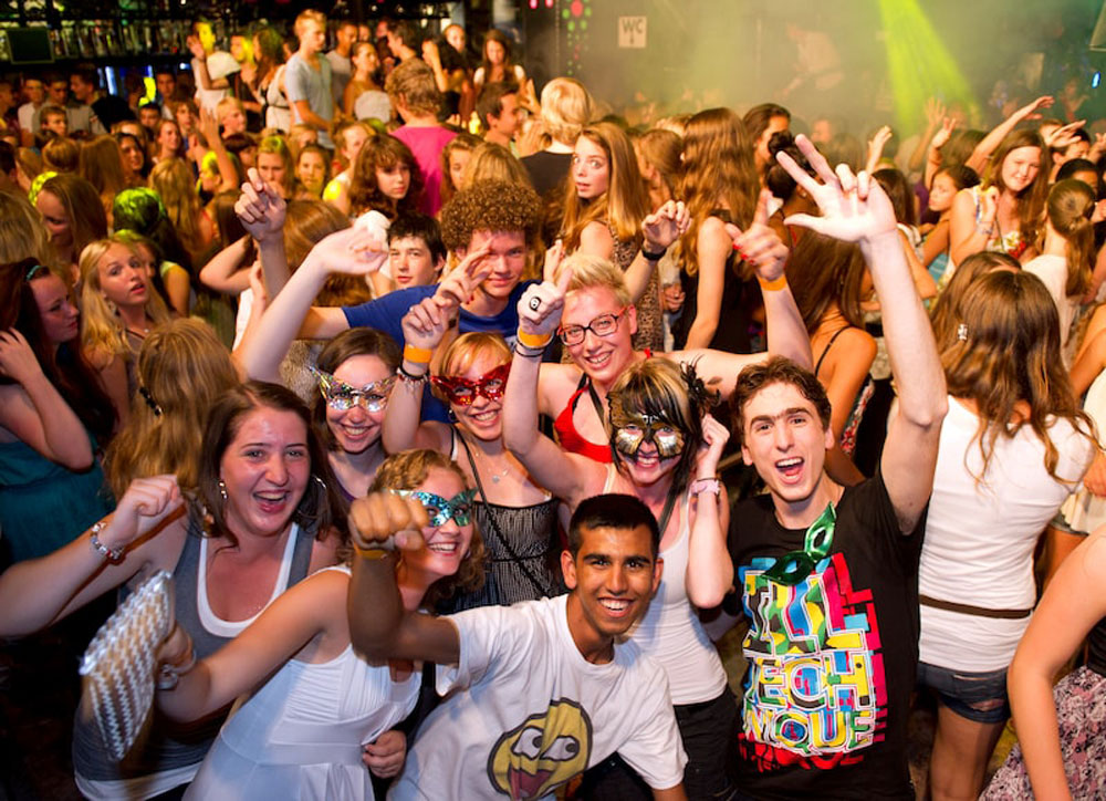 Volle, uitgelaten dansvloer in Hollywood Music Hall